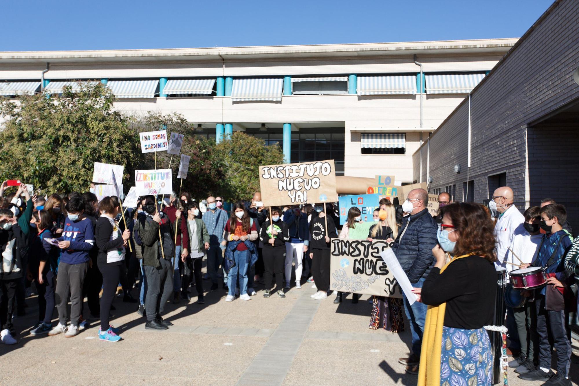 Protestas en el IES Gaia de San Vicente del Raspeig contra la masificación que sufren en el instituto