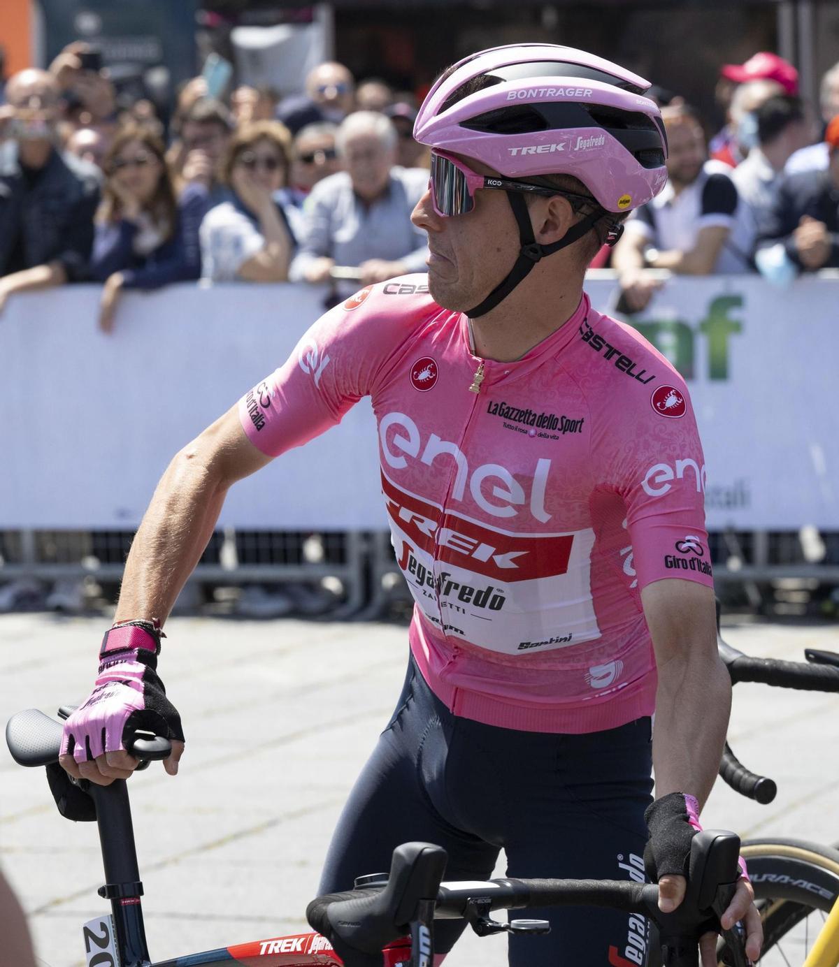 Palmi (Italy), 12/05/2022.- Spanish rider Juan Pedro Lopez of Trek - Segafredo team arrives for teams presentation at the start of the 6th stage of the 105th Giro d’Italia cycing tour, over 192km from Palmi to Scalea, Italy, 12 May 2022. (Ciclismo, Italia) EFE/EPA/MAURIZIO BRAMBATTI