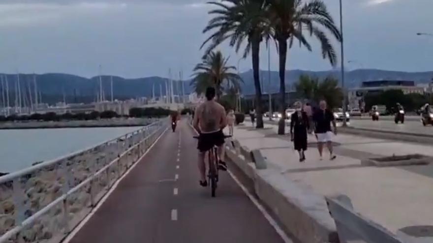 Ibrahimovic, en bici por el Paseo Marítimo de Palma