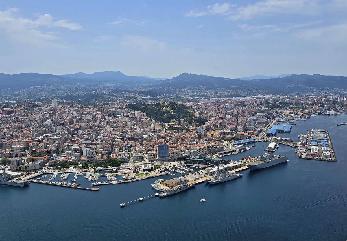Vigo (Rías de Vigo y Pontevedra). Vista aérea del skyline o costa de Vigo, ciudad y puerto. Estación Marítima, Náutico, Puerto pesquero del Berbés, Muelles de Beiramar y Bouzas, Monte do Castro
