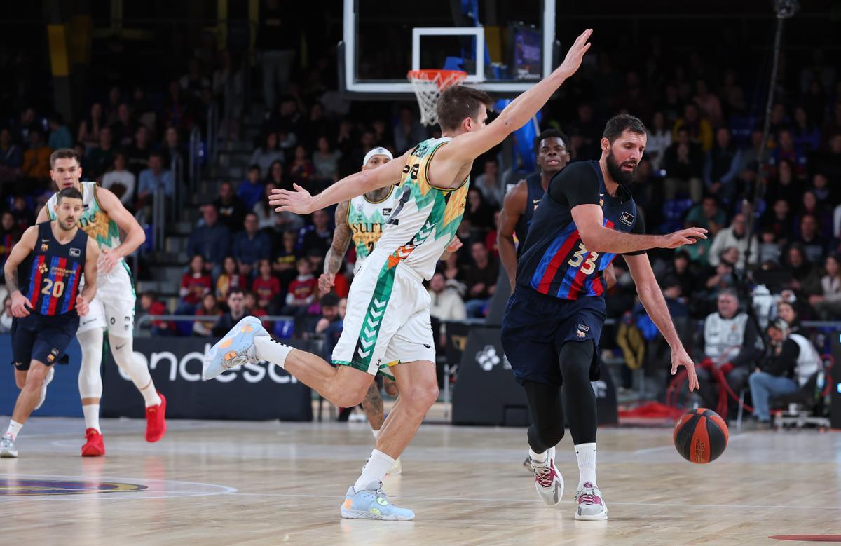 Mirotic, en una acción del partido ante el Surne Bilbao Basket