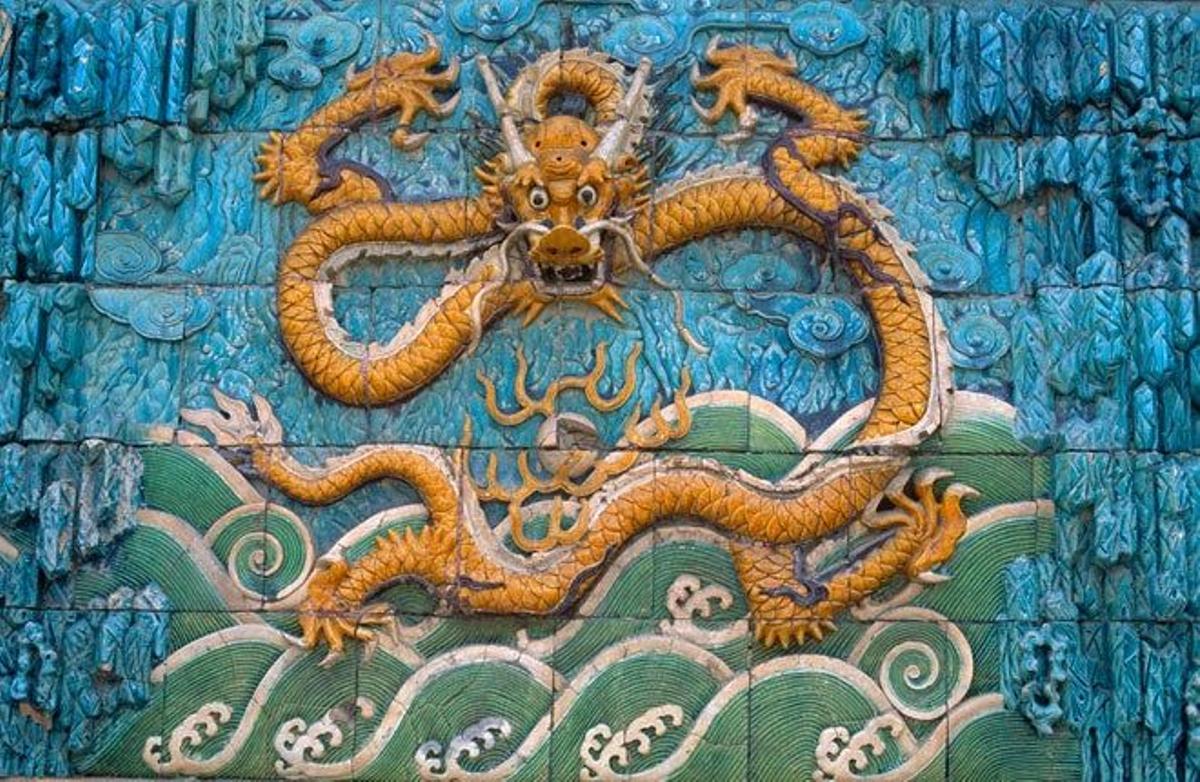 Dragón tallado en piedra en la Ciudad Prohibida.