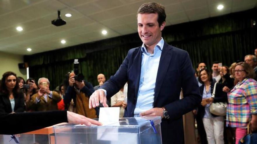 Casado vota acompañado de Díaz Ayuso y Martínez-Almeida