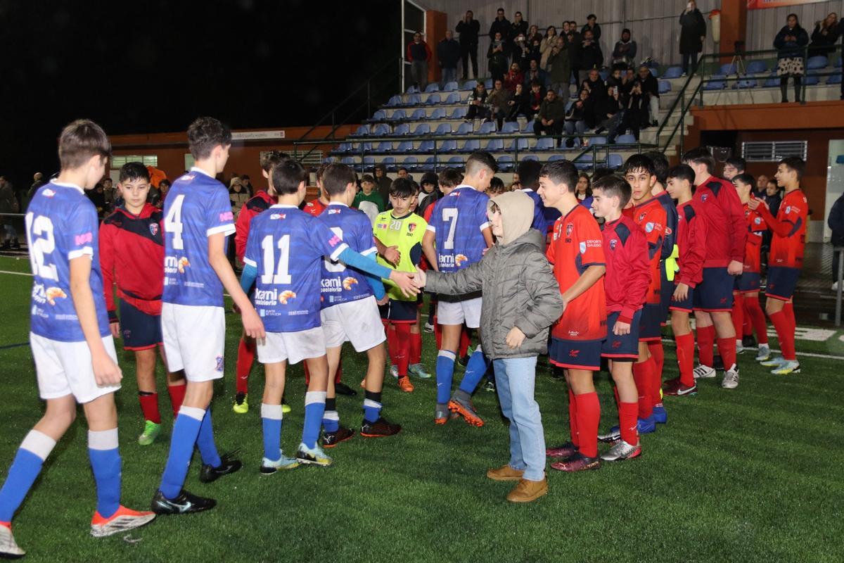 Los jugadores del Santa Mariña le hacen un pasillo de honor a los del San Miguel.