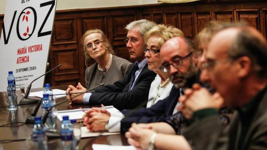 De izquierda a derecha, María Victoria Atencia, Fernando Padilla, Josefina Martínez, José Antonio Gómez, María José Álvarez Faedo y José Luis García Martín, ayer, en el Aula Magna de la Universidad.