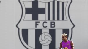 Sant Joan Despí (Barcelona), 27/09/2025.- El delantero del FC Barcelona Lamine Yamal, durante el entrenamiento del primer equipo en las instalaciones de Sant Joan Despí previo al partido de mañana de la séptima jornada de LaLiga EA Sports contra la Real Sociedad. EFE/Quique García