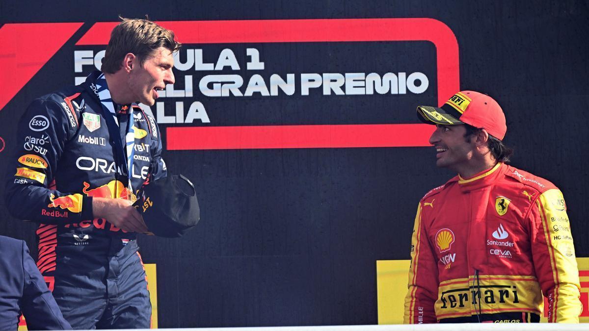 Sainz y Verstappen charlan en el podio