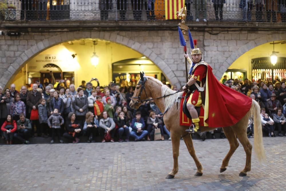 Entrega del penó dels Manaies a Carles Falcó