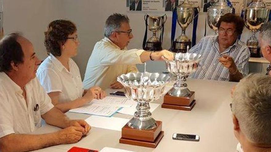 Una imagen del sorteo realizado ayer en la sede de la Federación de Fútbol de les Illes Balears.