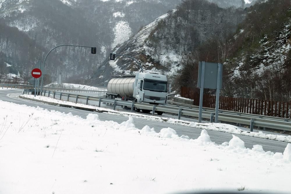 La nieve provoca restricciones en el Huerna y cadenas en 13 puertos