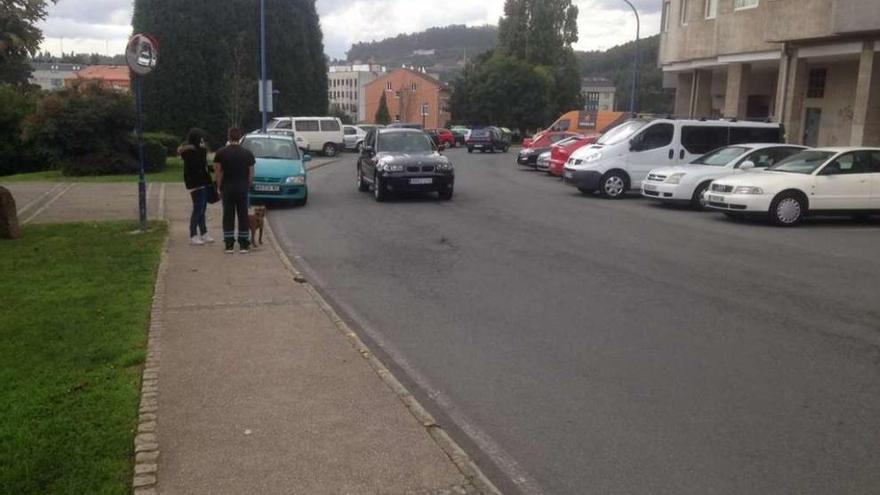 Punto cercano a la entrada del Sofía Casanova, en la calle Domingo Sierra, donde se colocará un paso de cebra.