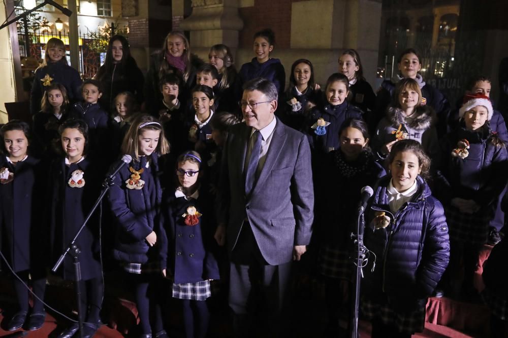 Primer día del árbol de Navidad, pista de patinaje sobre hielo y el tiovivo del ayuntamiento