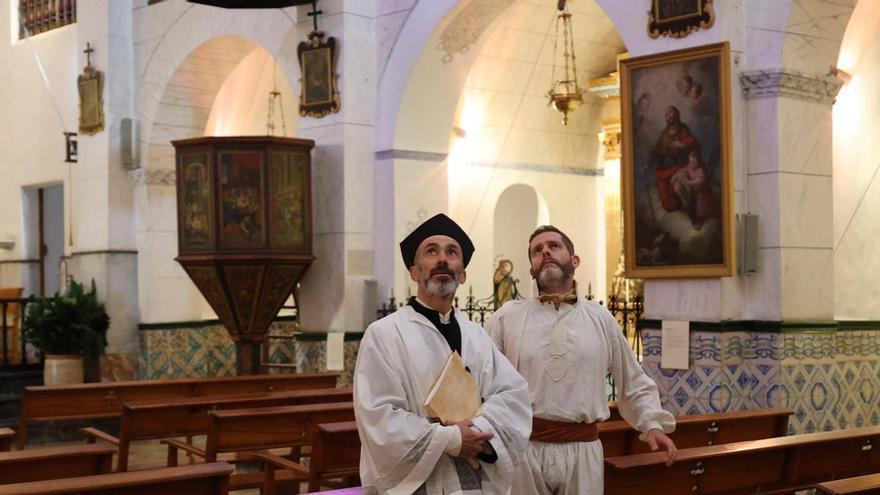 Mira todas las imágenes de la visita teatralizada en la iglesia de Sant Josep