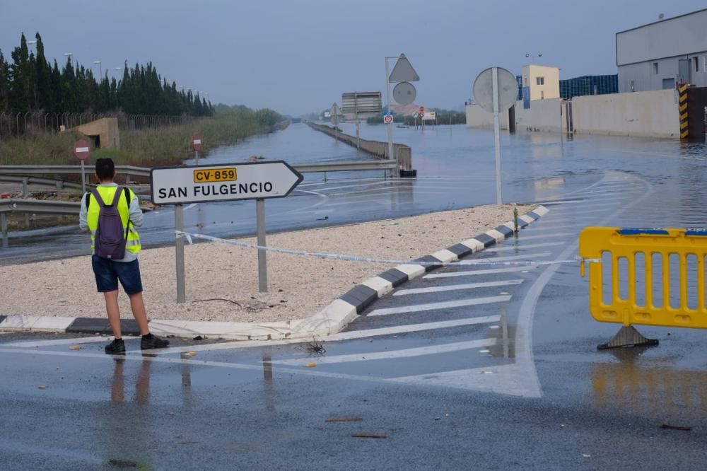 El agua rebosa en la N-332 a la altura de Guardamar