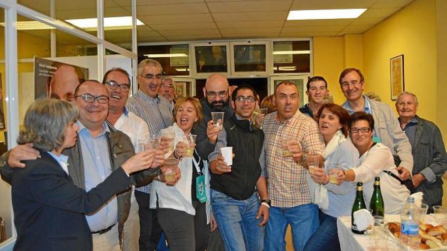 Membres de la candidatura Junts pel Sí brinden amb cava per la victòria a Berga, anit