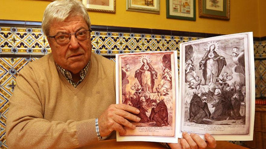 Federico Castellón muestra las fotos de la plancha original  (izquierda) y pasada al positivo.
