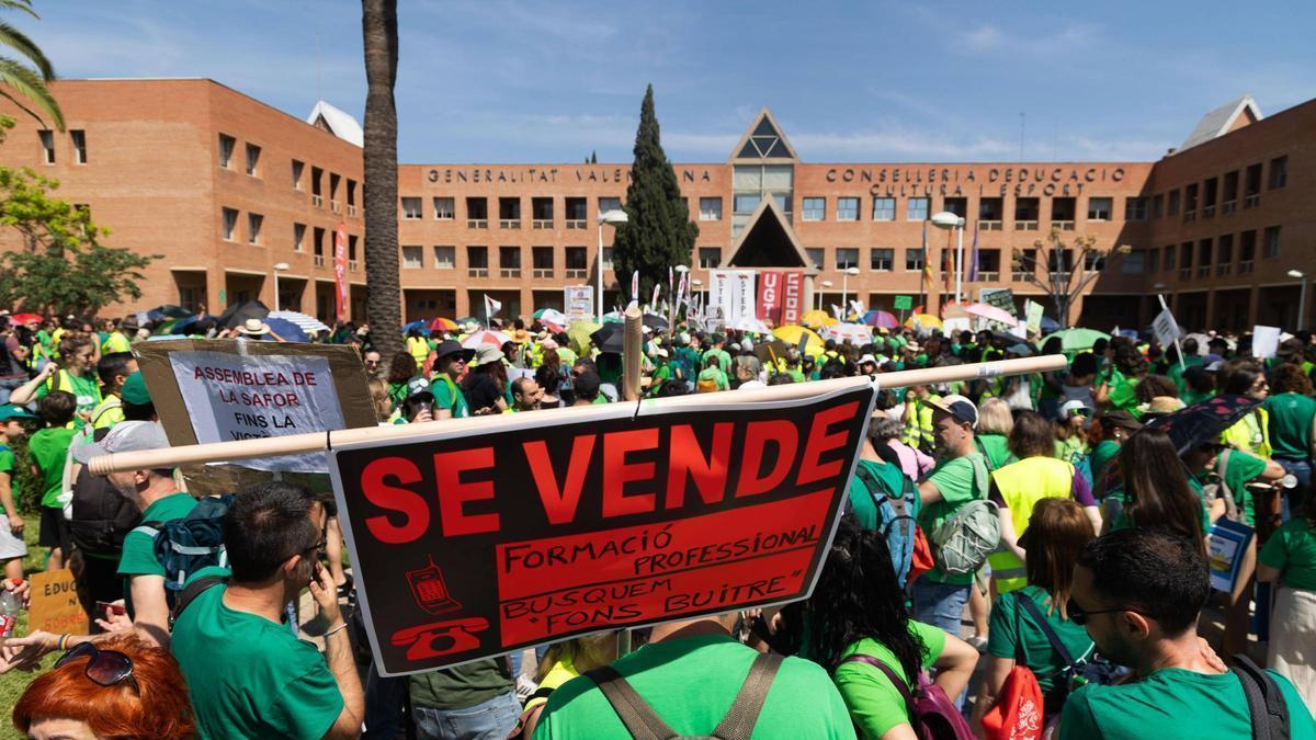 Protestas a las puertas de la Conselleria de Educación este miércoles