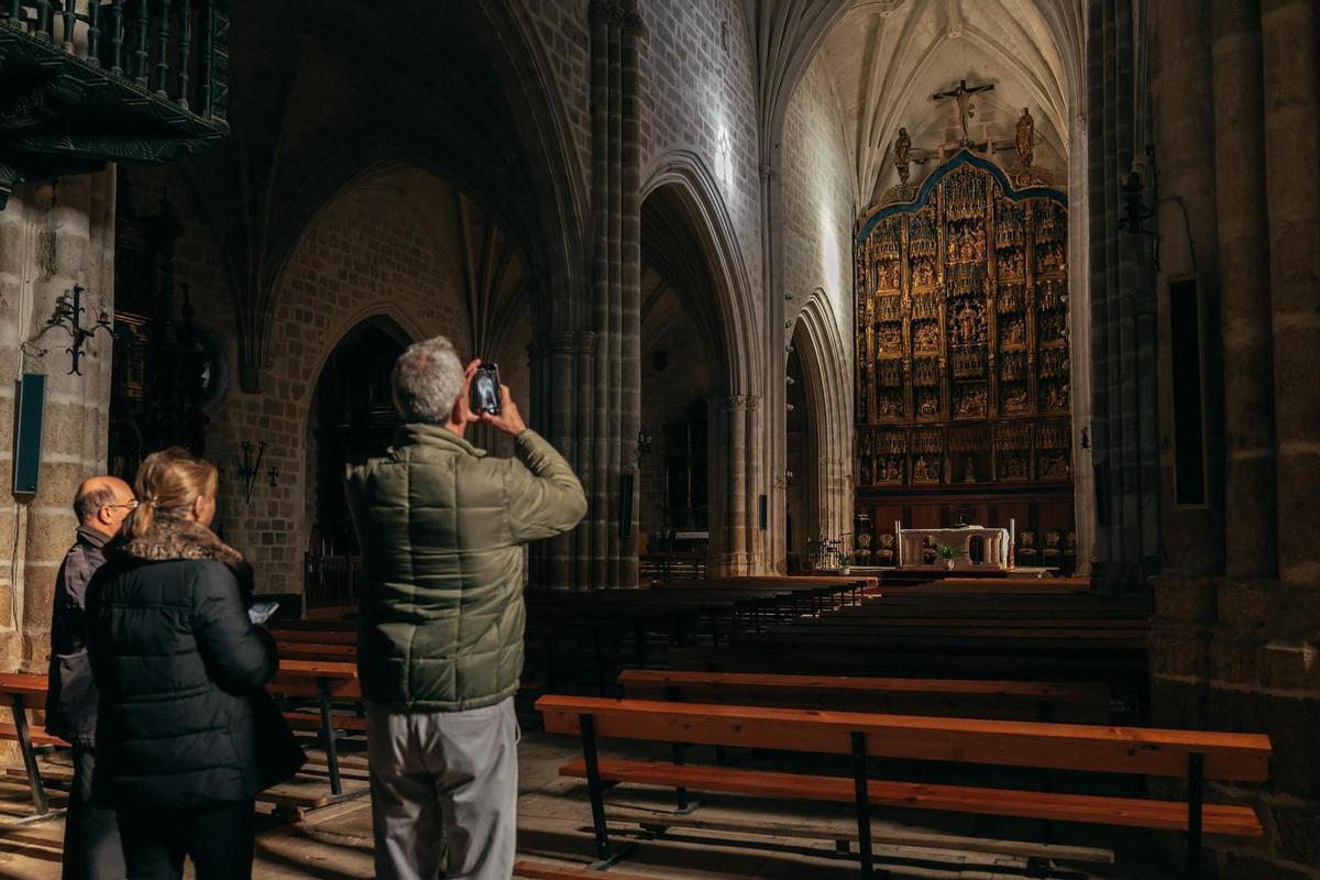 El retablo principal de la iglesia.