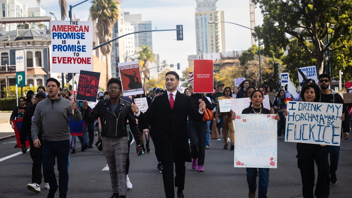 Protesta en Estados Unidos contra la política migratoria de la administración Trump. A la derecha, cartel con la referencia a la horchata y ICE.