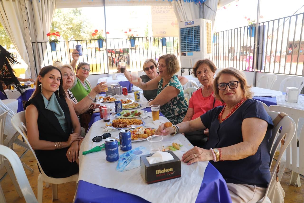 Amigos y familiares en el martes de Feria