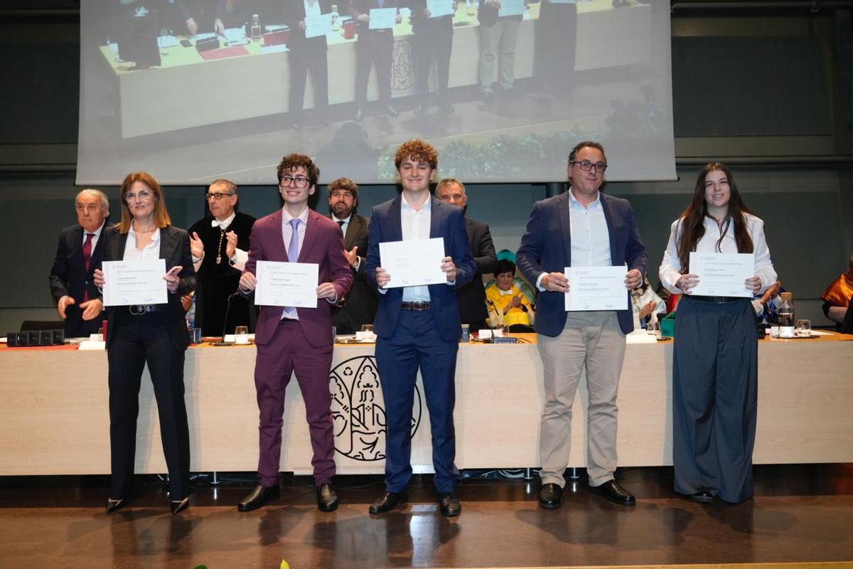 Alumnos distinguidos con los premios extraordinarios fin de grado.
