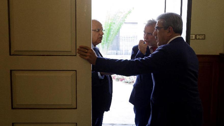 El presidente Ángel Víctor Torres, de frente entre Román Rodríguez (derecha) y Casimiro Curbelo en el Parlamento regional.