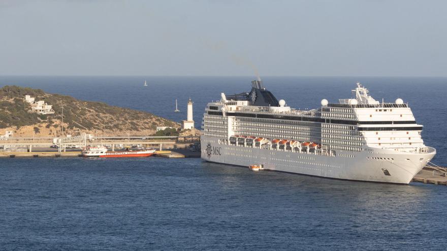 Un hombre se precipita al vacío desde el faro de Botafoc