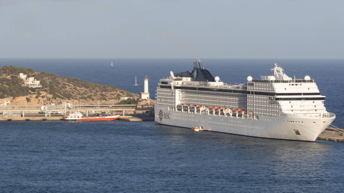 Vista aérea de Botafoc con el faro en medio