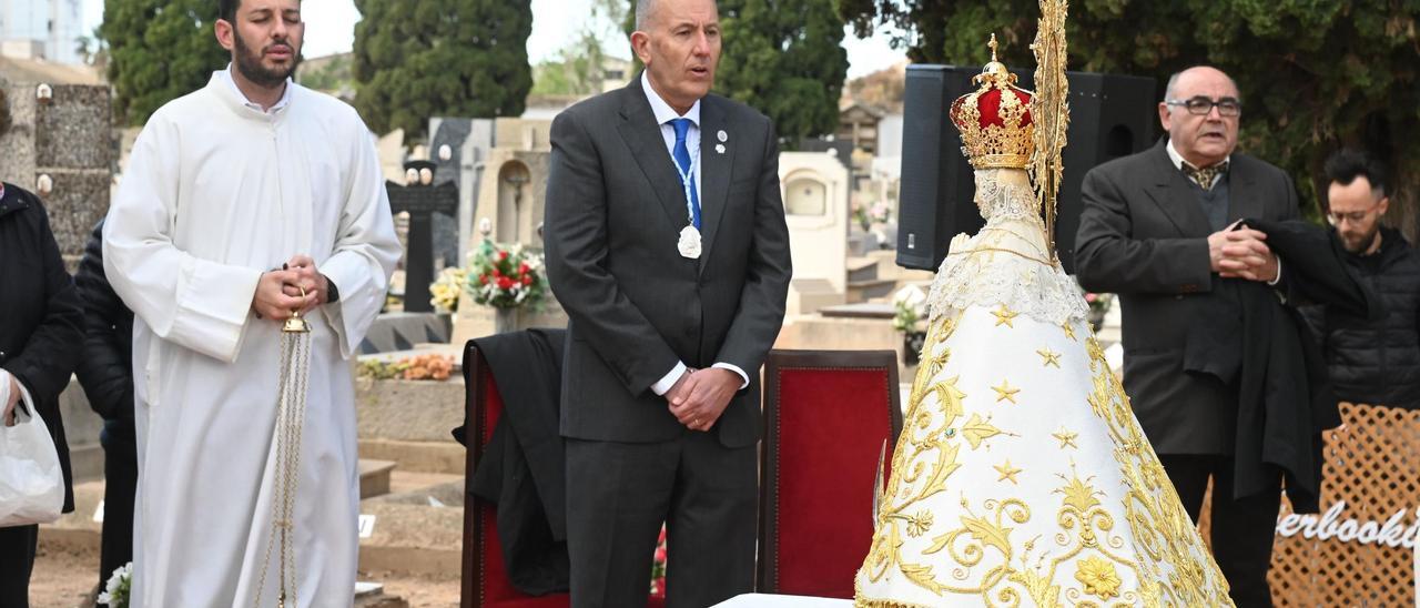 Galería de imágenes: La Lledonera bendice el cementerio de San José y la iglesia de El Salvador