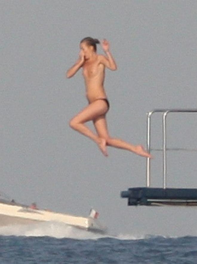 Kate Moss, la top se quita el top