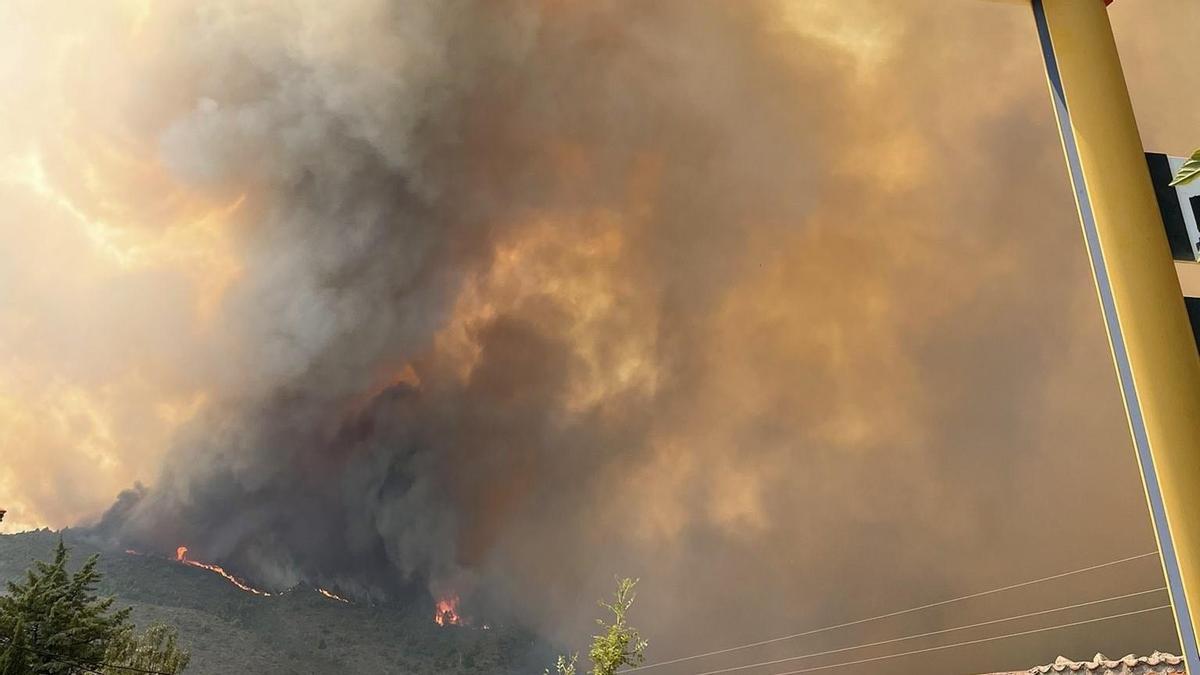 Renfe colabora con Protección Civil para atender a los viajeros afectados por el incendio de Bejís (Castellón)