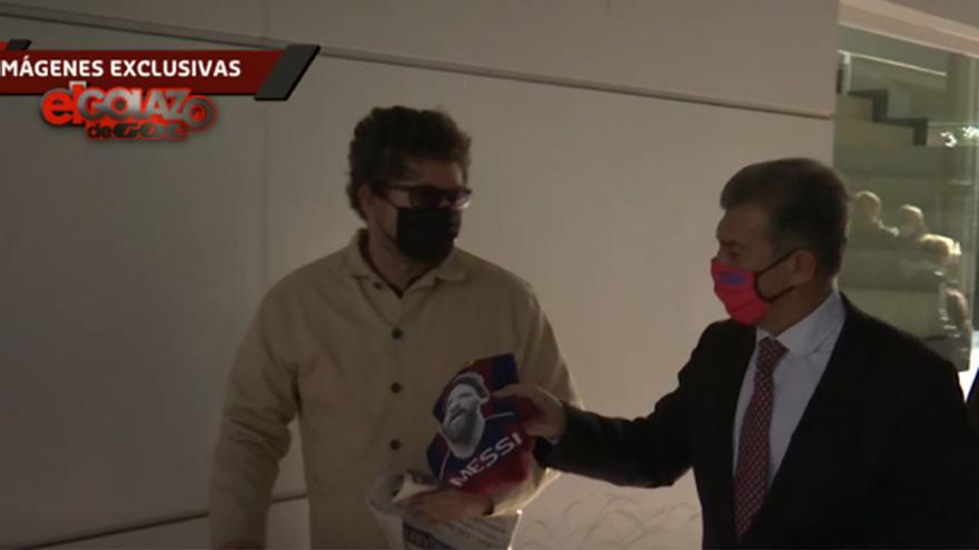 Laporta besa una bufanda... ¡con la cara de Messi!