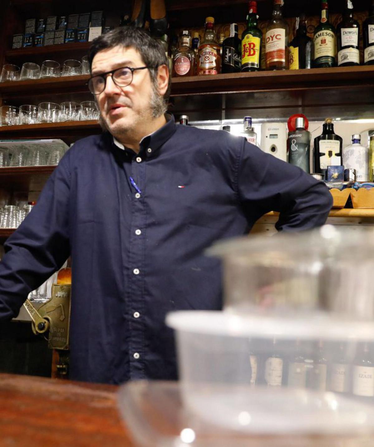 Iván Garmendia, preparando comida para llevar. | D. O.