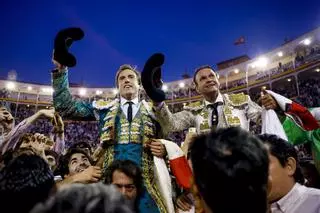 Doble puerta grande para Antonio Ferrera y Román, por encima de los complicados "adolfos", en Las Ventas