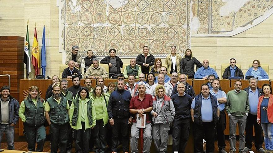 Los 40 alumnos del programa Aprendizext visitan la Asamblea