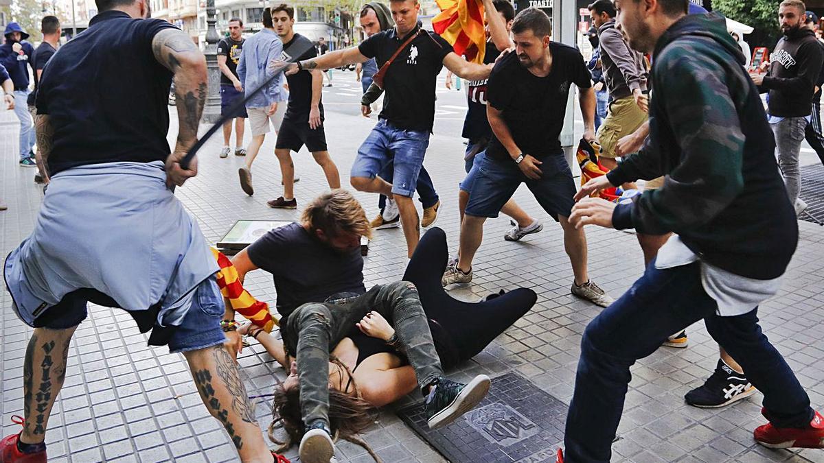 Momento en el que los radicales agreden a una pareja en pleno centro de València. | LEVANTE-EMV