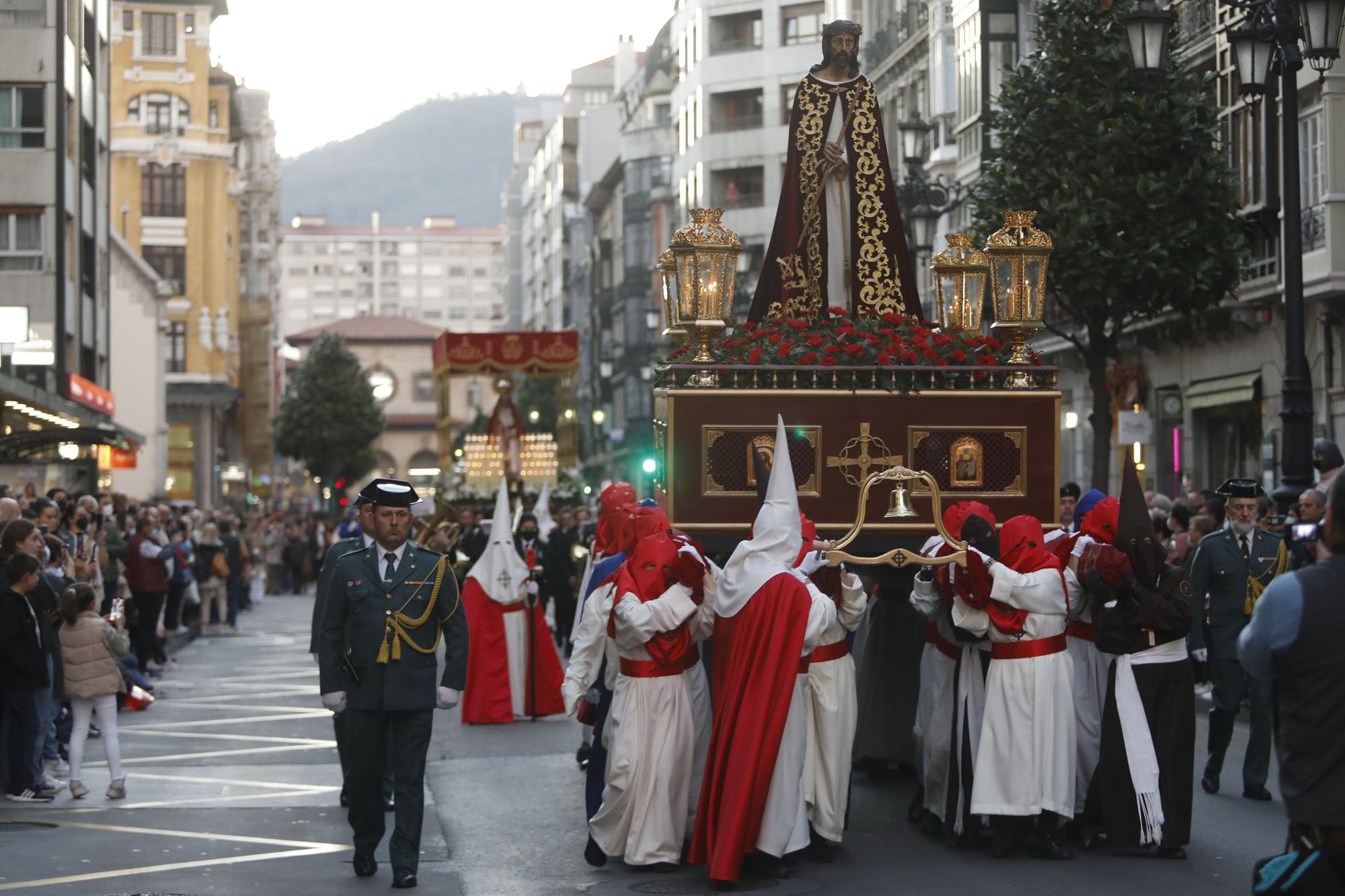 EN IMÁGENES: La imagen de Jesús Cautivo vuelve a recorrer las calles de Oviedo