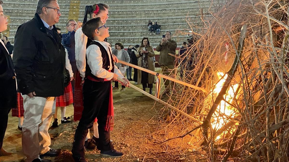 Encendido de la candela oficial en la plaza de toros con el alcalde