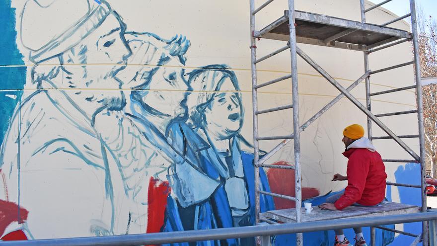 Súria pinta un nou mural dedicat a les caramelles a la façana de l’estació d’autobusos