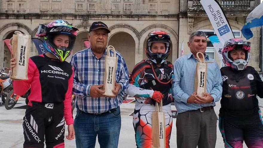 Los sidreros entregaron botellas a los pilotos.