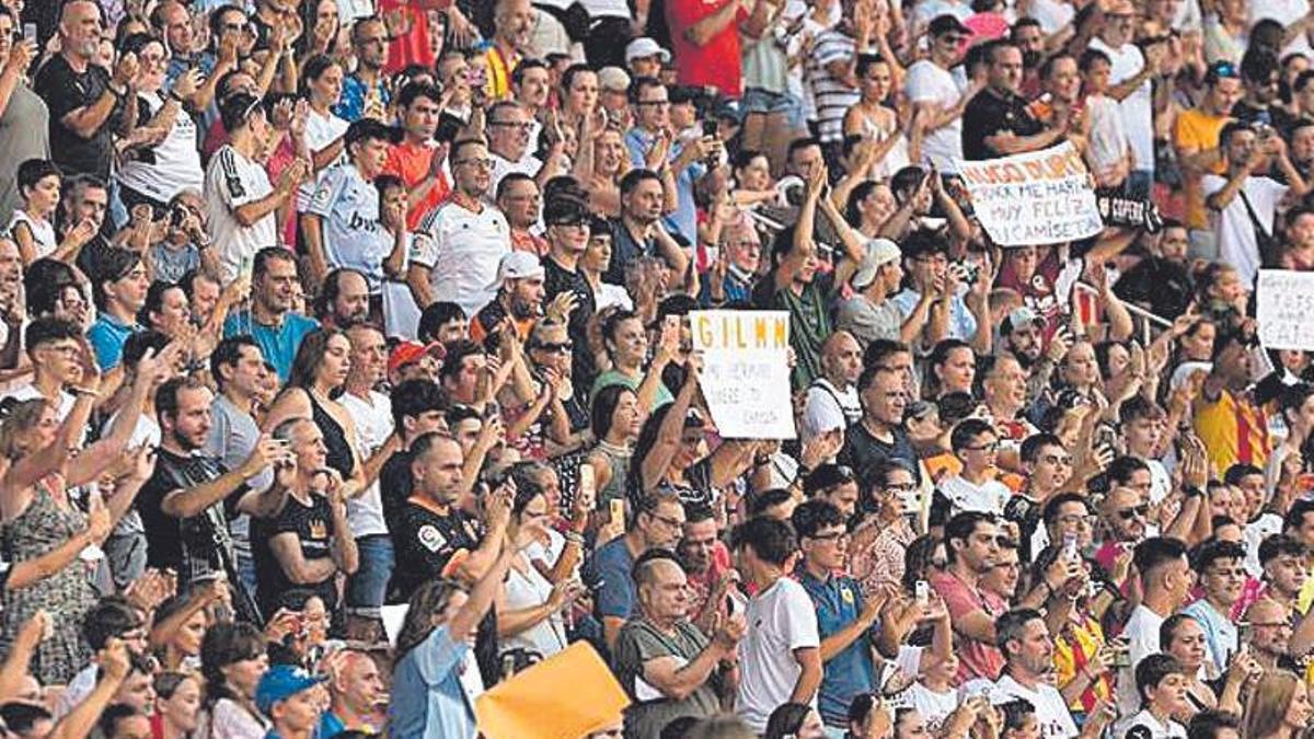 Entrenamiento del Valencia CF a puerta abierta en Mestalla antes del inicio de La Liga