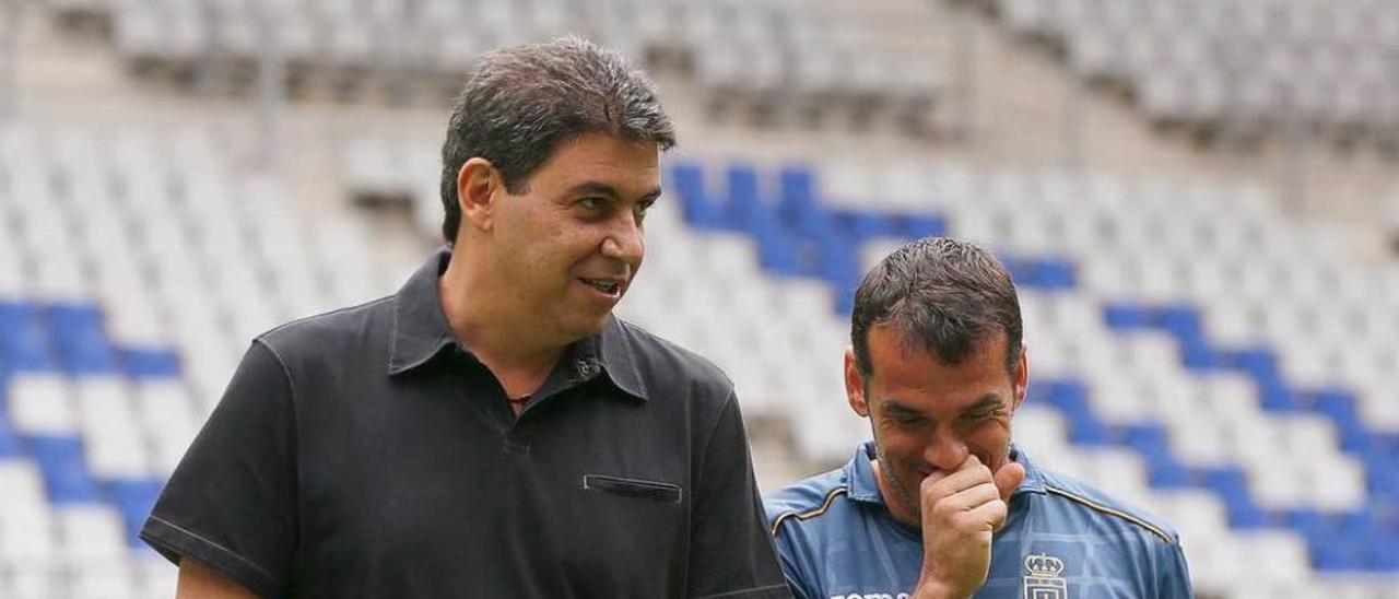 Arturo Elías charla con Esteban tras un entrenamiento en el Carlos Tartiere.