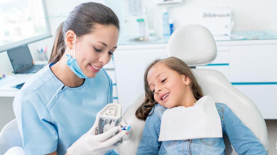 Una niña visita a su dentista.