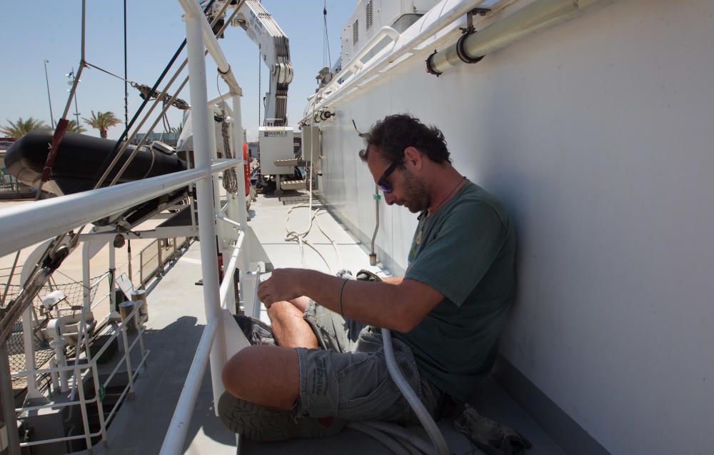 El Rainbow Warrior de Greenpeace atracado en el puerto de València.