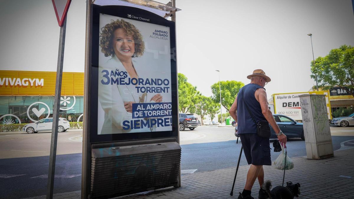 Carteleria con la campaña "Al Amparo de Torrent".