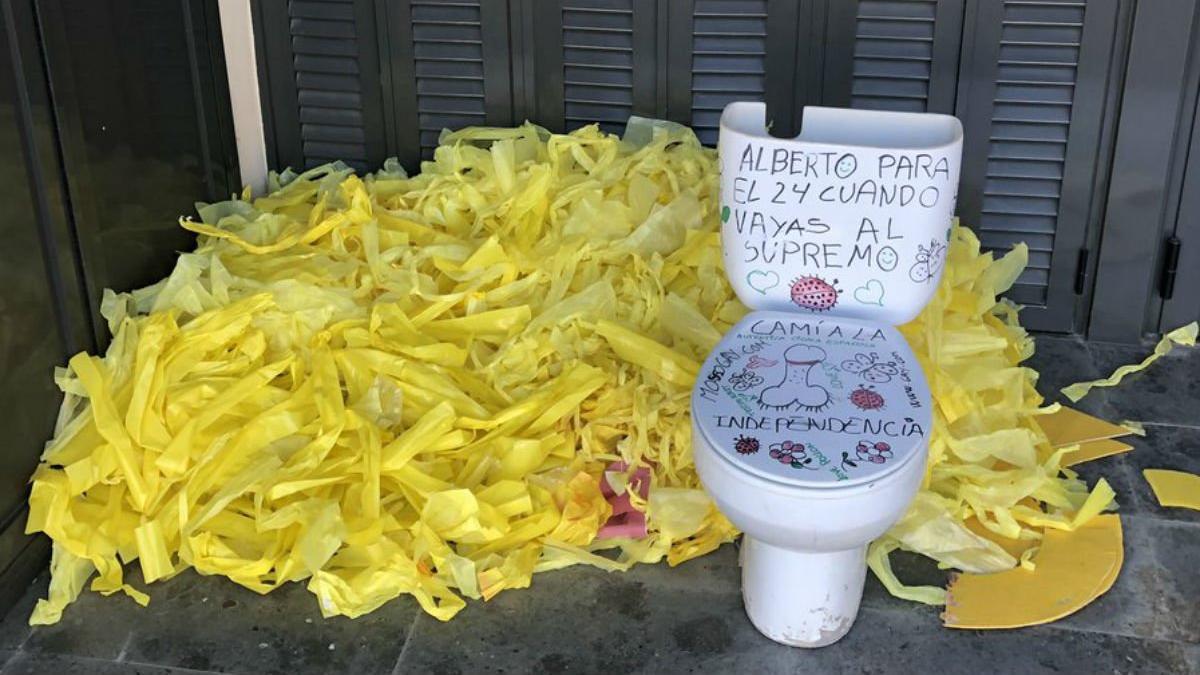 Lazos amarillos y váter con pintadas contra un mosso que debe testificar en el juicio del 'procés'.