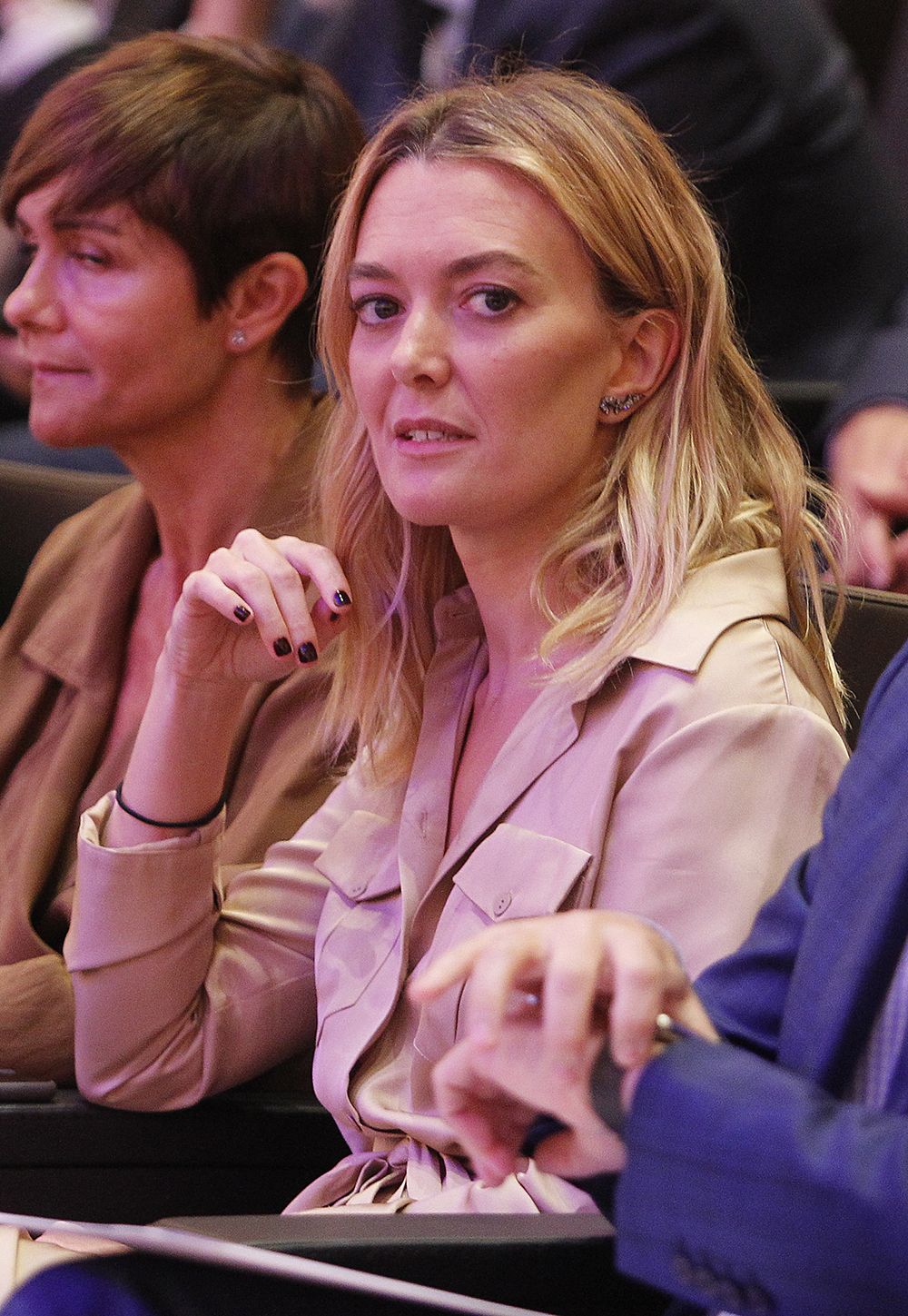 Marta Ortega con uñas negras