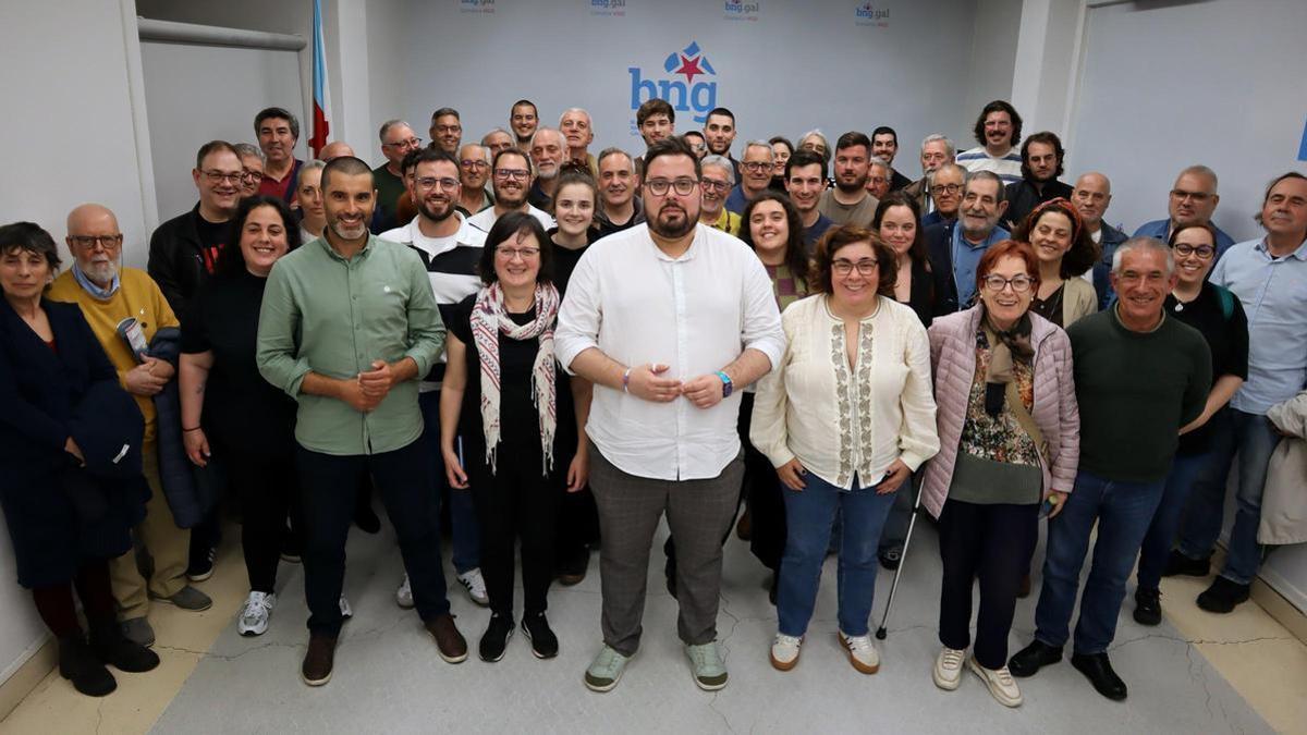 Xabier P. Igrexas, con los miembros de la asamblea local del BNG en Vigo, este miércoles tras su reelección.