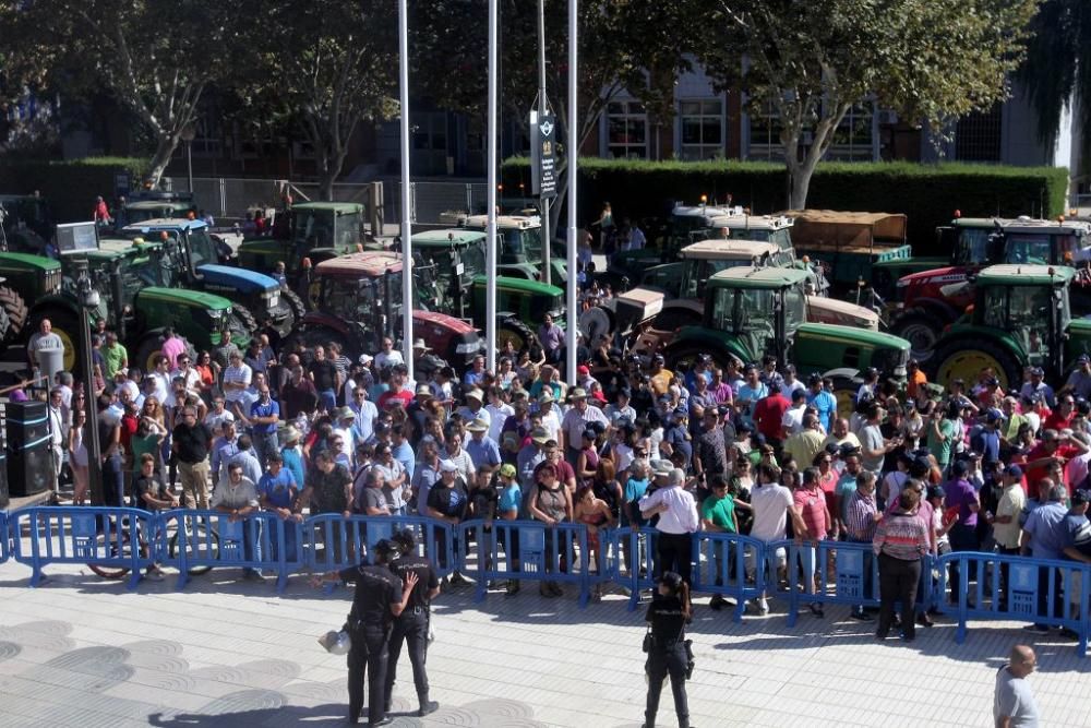 Protesta de agricultores en la Asamblea Regional