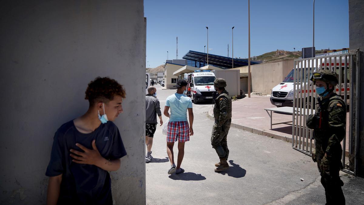 Un niño marroquí en las fronteras de Ceuta.
